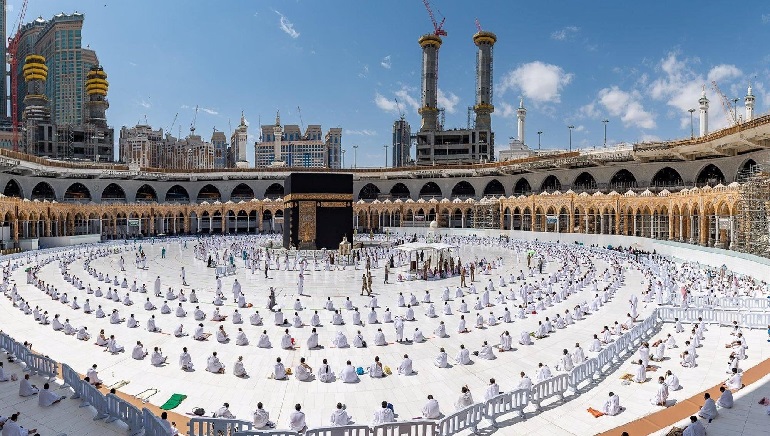 Mecca Grand Mosque Opened For Visitors, Drops Social Distancing