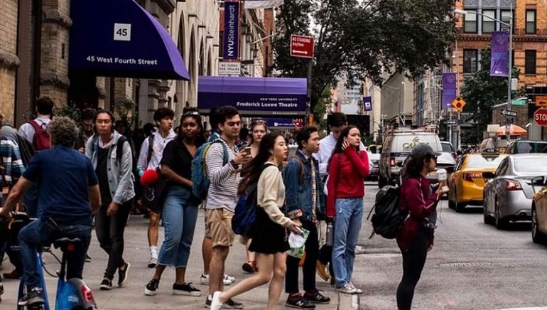 Indians Make the Largest Foreign Students Group in UK
