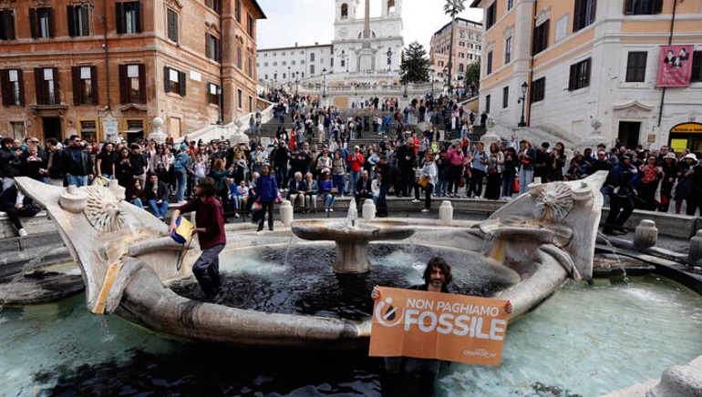 Climate Activists Pour Black Liquid into Iconic Rome Fountain