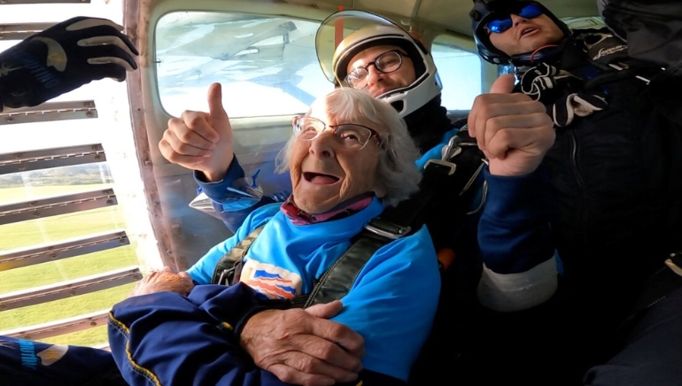 102-Year-Old War Veteran Sets Record as UK’s Oldest Skydiver